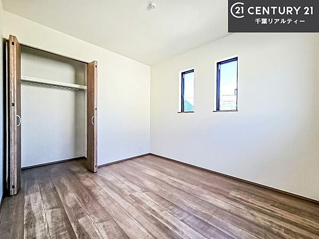 明るい室内は、風通しも良く、明るく大変居心地の良い空間となっております。リラックスして過ごせる心地の良いお部屋です！