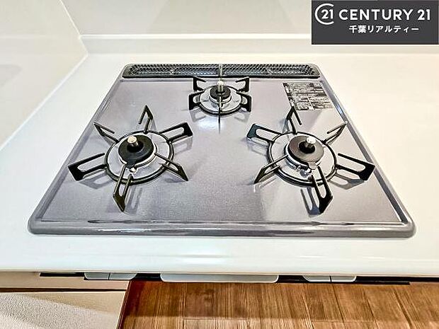 コンロは三口あるのでお料理の同時進行ができます。もちろんグリル付きです。調理スペースも広々している為作業がしやすい！使い勝手が良いシステムキッチンです！