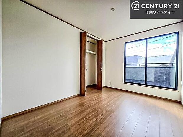 バルコニーに面している洋室です。明るく温もりがあり、換気もしっかりできます！朝起きて、外に出て背伸びをしつつ深呼吸をし良い朝を迎え入れることができます。