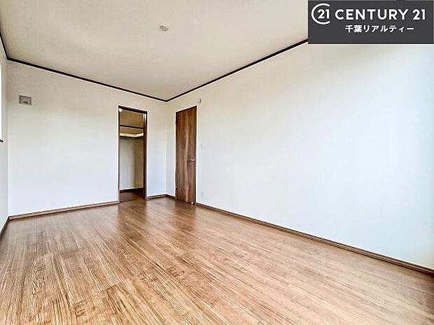 シンプルにデザインされているため、家具を選びません！お気に入りの家具を置いてくつろげる空間を作ることができます。