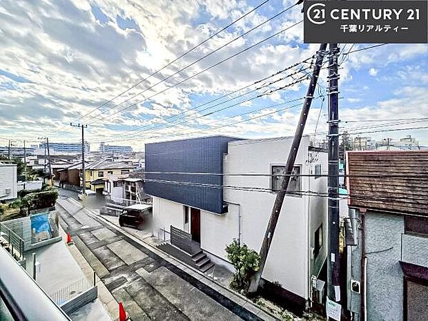 落ち着きある住宅街です！周囲には高い建物がなく、空が広く開放感があり、陽当たりを大きく遮られることもありません！気持ちの良い風が通り抜ける街並みです！