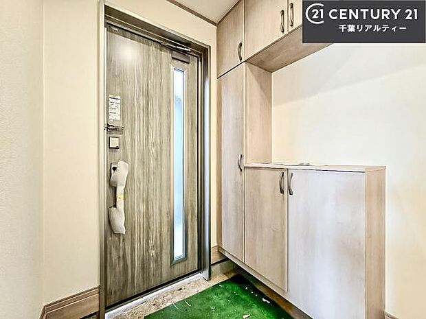 落ち着いた雰囲気の玄関です。オシャレな玄関で家族やお客様を送迎できるのはいいですね！