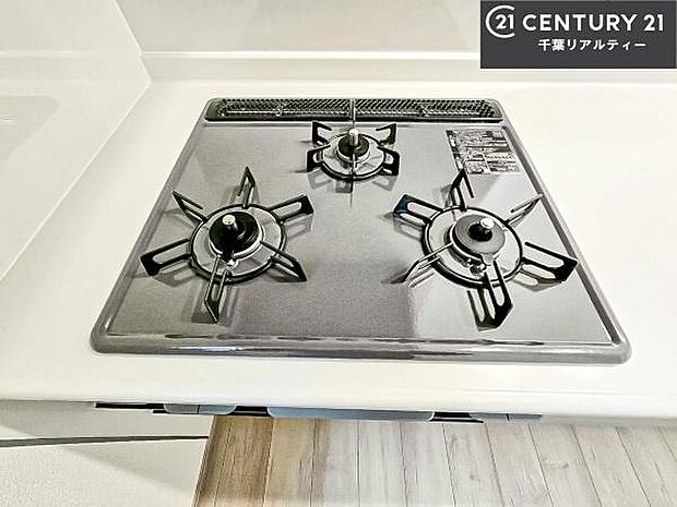 コンロは三口あるのでお料理の同時進行ができます。もちろんグリル付きです。調理スペースも広々している為作業がしやすい！使い勝手が良いシステムキッチンです！