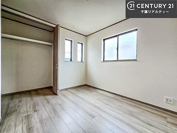 掃き出し窓がないお部屋は、お子様のお部屋としても安心です！収納スペースも充実しているので散らかったお部屋をサッと片付けられます！