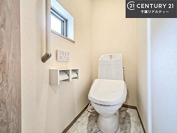 1・2階にトイレがございます！朝の忙しい時間帯も待たずにすみそうですね。白を基調とした清潔感のあるトイレでお手入れがしやすいです！