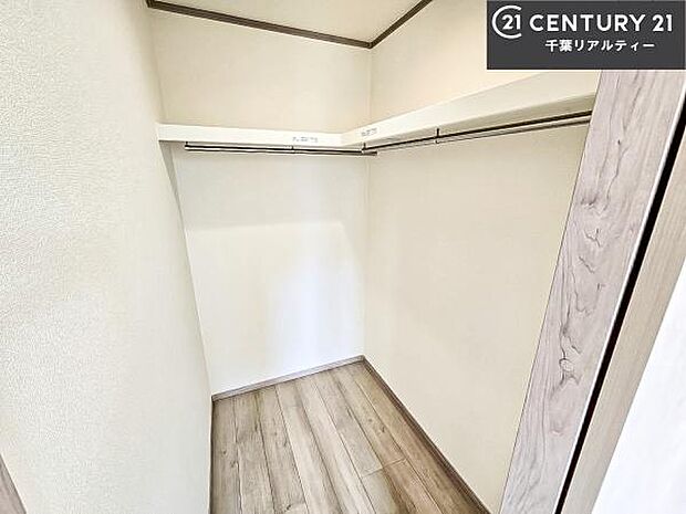 大容量のウォークインクローゼット付きです。たくさんのお洋服などを収納しておけそうですね！他にも扇風機や加湿器など季節物の大きな家電も収納できます。
