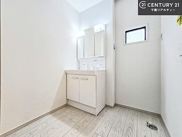 小窓付きの明るい洗面室です！湿気もすぐに入れ替えができて清潔に保つことができます！自然光が差し込むのでお化粧の仕上がりも良くなりますね！