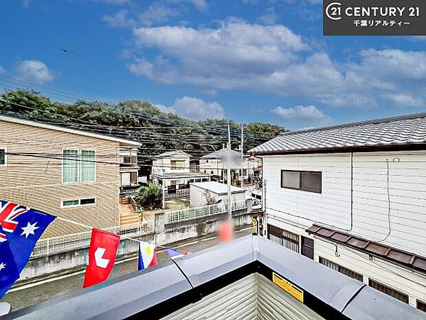 落ち着きある住宅街です！周囲には高い建物がなく、空が広く開放感があり、陽当たりを大きく遮られることもありません！気持ちの良い風が通り抜ける街並みです！