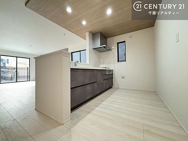 大人気の対面式システムキッチンを採用しています！ご家族のコミュニケーションが自然と増える設計です。お子様にも目が届くので嬉しいですね。広々使えて快適に作業が進みます。