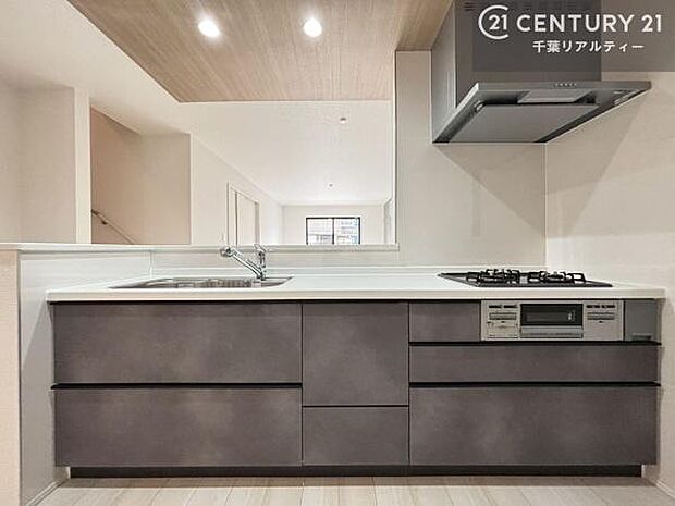 収納スペースが豊富で、調理スペースがスッキリと片付きひろ〜く活用できます！快適に作業ができます！毎日の料理が捗ります！