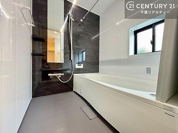 落ち着きある大人の雰囲気のバスルームは、味が出ていてバスタイムが充実！お仕事頑張っているご褒美にお好みの匂いの入浴剤を入れて、楽しんでみてはいかがでしょうか？