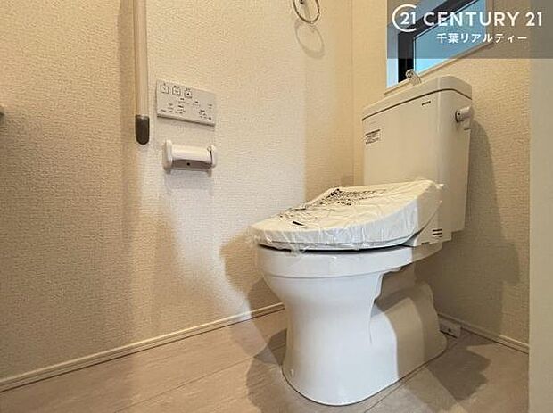 1・2階にトイレがございます！朝の忙しい時間帯も待たずにすみそうですね。白を基調とした清潔感のあるトイレでお手入れがしやすいです！