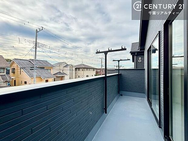 晴れた日には青い空を見渡せる開放的な時間を楽しめます。気持ちの良い風が通り抜ける街並みです！