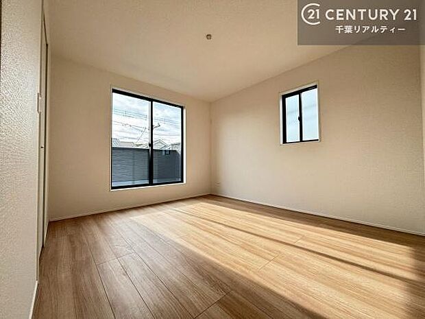 バルコニーに面している洋室です。明るく温もりがあり、換気もしっかりできます！朝起きて、外に出て背伸びをしつつ深呼吸をし良い朝を迎え入れることができます。