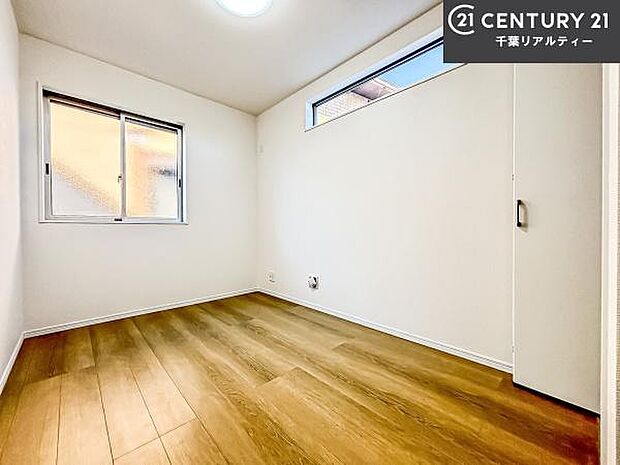 掃き出し窓がないお部屋は、お子様のお部屋としても安心です！収納スペースも充実しているので散らかったお部屋をサッと片付けられます！