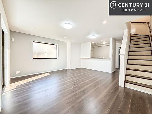 優しい陽だまりがリビングを包んでくれて居心地の良い空間を演出してくれます！くつろぎの時間を過ごせます！