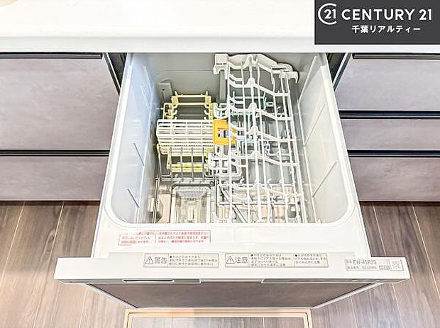 食洗機付きのキッチンです！忙しい時や手荒れ防止として大変活躍する便利な仕様です！ビルトインなのでキッチンの場所を取らず調理スペースを広く使うことが出来ます！