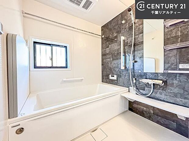 落ち着きある大人の雰囲気のバスルームは、味が出ていてバスタイムが充実！お仕事頑張っているご褒美にお好みの匂いの入浴剤を入れて、楽しんでみてはいかがでしょうか？