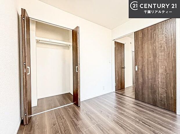 各居室収納付き！急なお客様が来客しても散らかったお部屋をサッと片付けられます！お部屋のスペースが生まれゆとりあるお部屋を演出することが出来ます！