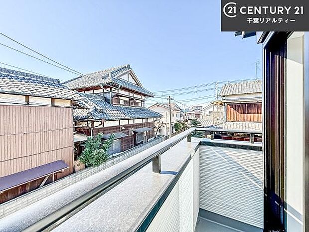 落ち着きある住宅街です！周囲には高い建物がなく、空が広く開放感があり、陽当たりを大きく遮られることもありません！気持ちの良い風が通り抜ける街並みです！