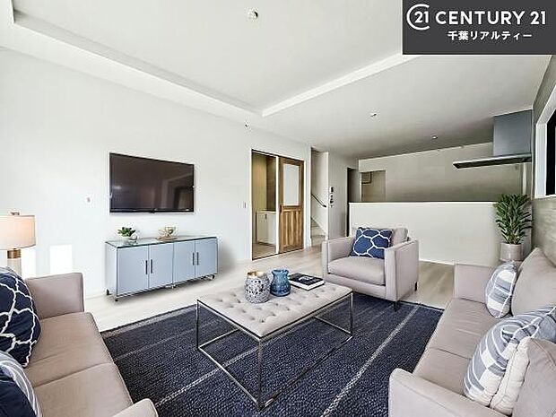 家具はCGパースです。心地良いリビングは家族が自然と集まります。家族団欒の時間が増えそうです。ご家族と、より一層充実した時間を過ごせそうですね。