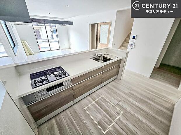 ゆとりある調理スペースで作業がしやすい快適なキッチンです！お子様と一緒にお菓子造りも楽しめる広々スペースです。楽しい調理時間になりそうですね！