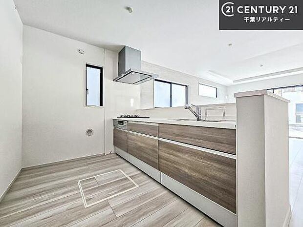 大人気の対面式システムキッチンを採用しています！ご家族のコミュニケーションが自然と増える設計です。お子様にも目が届くので嬉しいですね。広々使えて快適に作業が進みます。