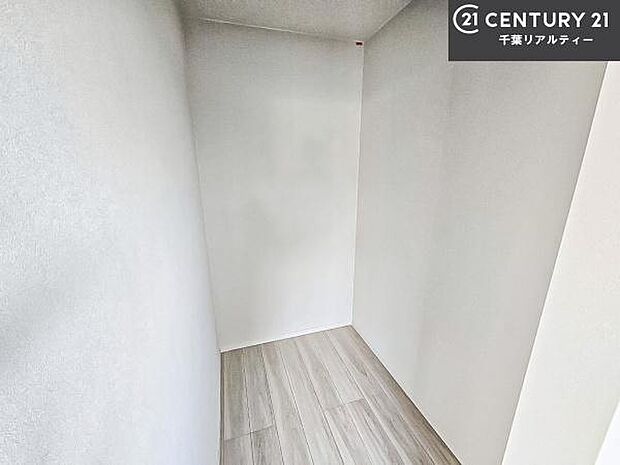 ウォークインクローゼット付きです。たくさんのお洋服などを収納しておけそうですね！他にも扇風機や加湿器など季節物の大きな家電も収納できます。