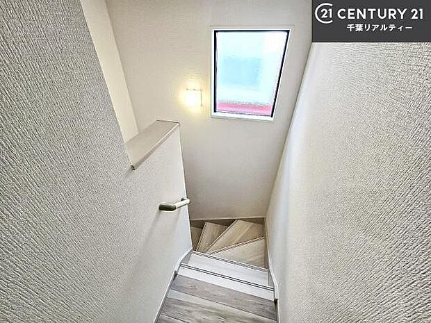 階段は明るく手摺りもついています。お子様やご年配の方も安心してご利用頂けますね。