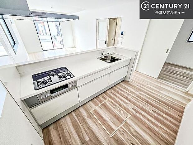 ゆとりある調理スペースで作業がしやすい快適なキッチンです！お子様と一緒にお菓子造りも楽しめる広々スペースです。楽しい調理時間になりそうですね！