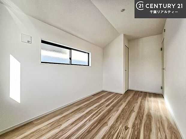 優しい光が差し込む洋室は、朝の目覚めも気持ちが良さそうですね。おうち時間もゆったりと過ごすことができます。