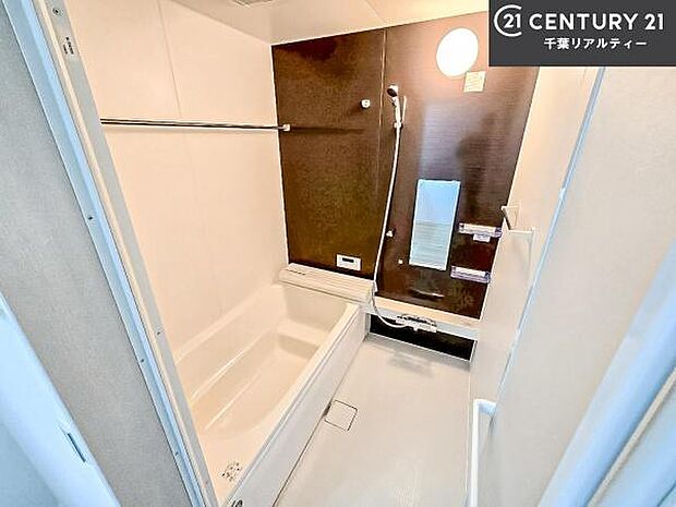 落ち着きある大人の雰囲気のバスルームは、味が出ていてバスタイムが充実！お仕事頑張っているご褒美にお好みの匂いの入浴剤を入れて、楽しんでみてはいかがでしょうか？