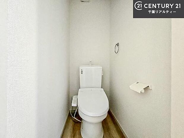 1・2階にトイレがございます！朝の忙しい時間帯も待たずにすみそうですね。白を基調とした清潔感のあるトイレでお手入れがしやすいです！