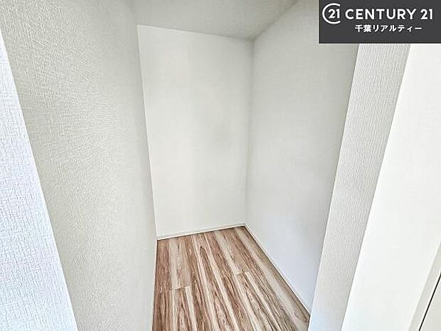 ウォークインクローゼット付きです。たくさんのお洋服などを収納しておけそうですね！他にも扇風機や加湿器など季節物の大きな家電も収納できます。