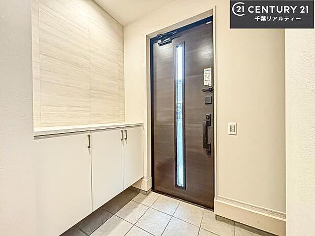 シューズボックス付きなので、玄関が片付きお掃除がしやすいです！スッキリした玄関で戸を開けた瞬間、清潔感のある心地いい空間が出迎えてくれます。