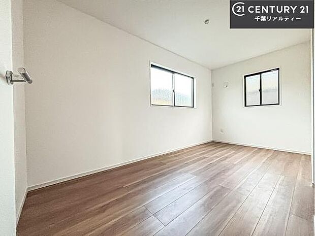 掃き出し窓がないお部屋は、お子様のお部屋としても安心です！収納スペースも充実しているので散らかったお部屋をサッと片付けられます！