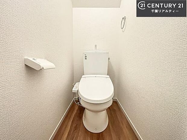 1・2階にトイレがございます！朝の忙しい時間帯も待たずにすみそうですね。白を基調とした清潔感のあるトイレでお手入れがしやすいです！
