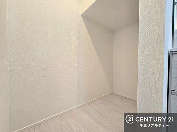 洗面所の横には、リネン庫付き！ラックを置いてタオルや日用品置き場に便利！洗面台周りがスッキリと片付き気持ちよくお使いいただけます！