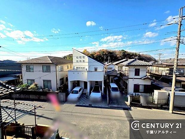 落ち着きある住宅街です！周囲には高い建物がなく、空が広く開放感があり、陽当たりを大きく遮られることもありません！気持ちの良い風が通り抜ける街並みです！