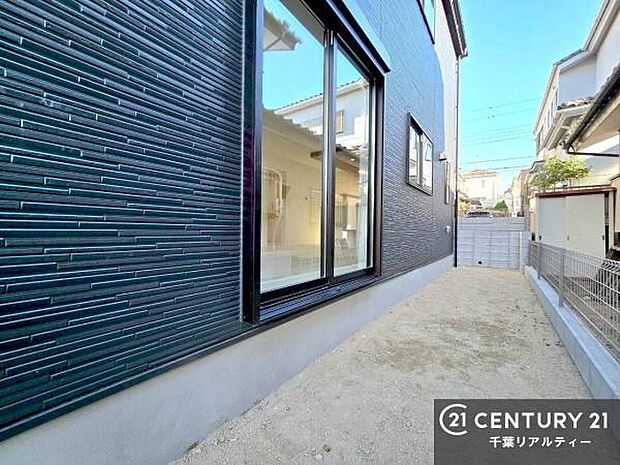 お庭スペースつき！ガーデニングや家庭菜園が楽しめてアウトドアの趣味が増えそうですね！現地販売開催中です！