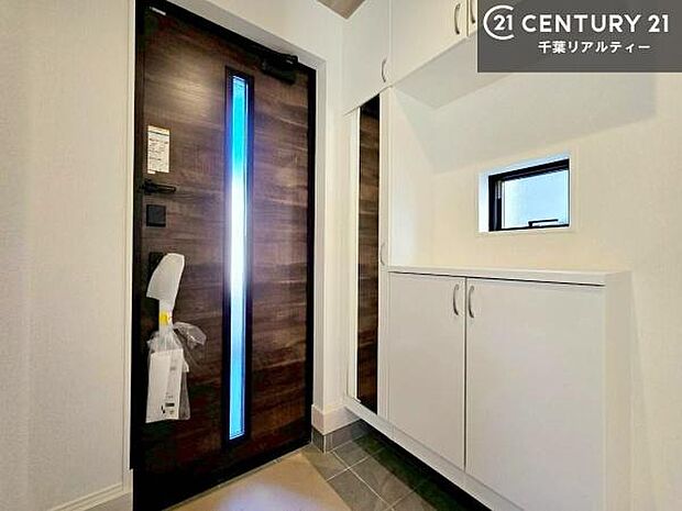 玄関のシューズボックスは、収納力良好で靴をすっきり整理できるだけでなく、上部を飾り棚として活用可能。お気に入りの小物やグリーンを置けば、来客を迎えるおしゃれな空間に仕上がります!