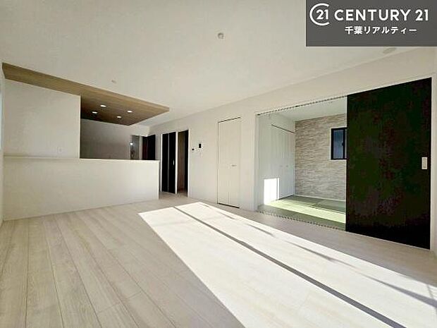 優しい陽だまりがリビングを包んでくれて居心地の良い空間を演出してくれます!自然と家族が集い会話が増える心地よい空間!