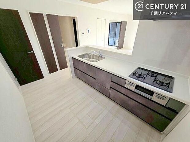 大人気の対面式システムキッチンを採用しています!ご家族のコミュニケーションが自然と増える設計です。お子様にも目が届くので嬉しいですね。広々使えて快適に作業が進みます。