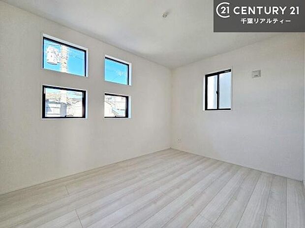 掃き出し窓がないお部屋は、お子様のお部屋としても安心です!収納スペースも充実しているので散らかったお部屋をサッと片付けられます!