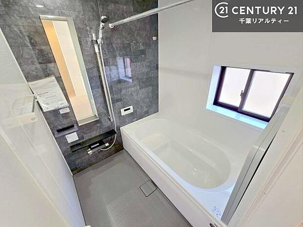 落ち着きある大人の雰囲気のバスルームは、シックなデザインでバスタイムが充実!お仕事頑張っているご褒美にお好みの匂いの入浴剤を入れて、楽しんでみてはいかがでしょうか?【現地販売会開催中】