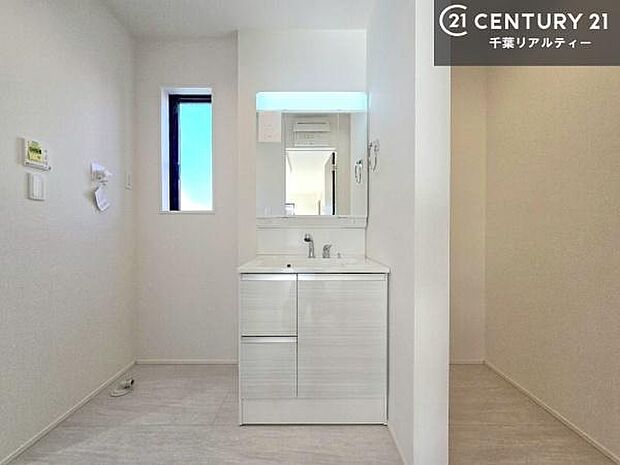 リネン庫があるので収納たっぷりの洗面室!日用品のストックやバスタオルがスッキリと収納できて取り出しやすい!水回りがスッキリ片付いて気持ちの良い空間!