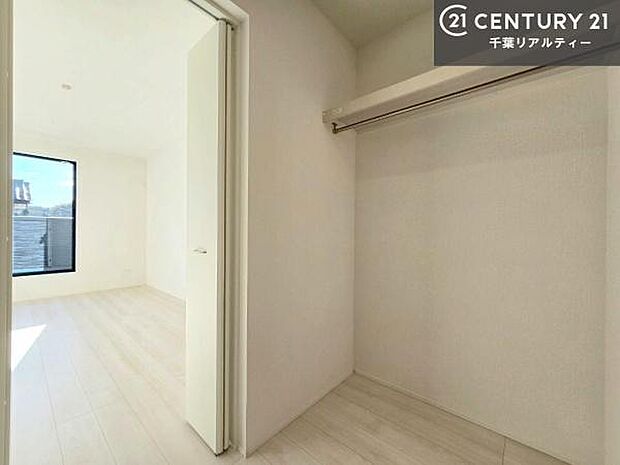 ウォークインクローゼット付きです。たくさんのお洋服などを収納しておけそうですね！他にも扇風機や加湿器など季節物の大きな家電も収納できます。