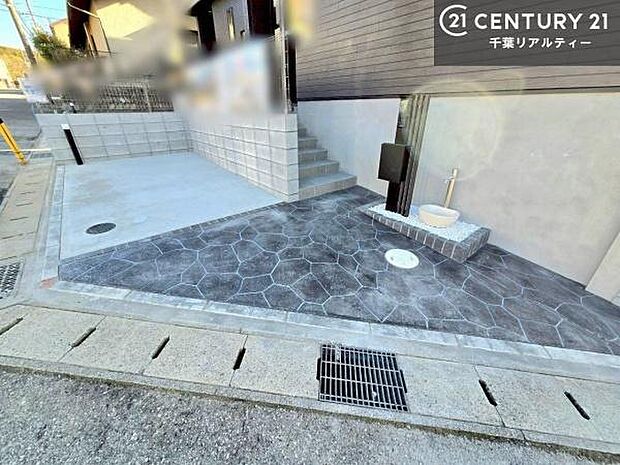 駐車スペースは2台分あります！セカンドカーはもちろん、バイクや自転車なども置き場所に困りません。【現地販売会開催中】