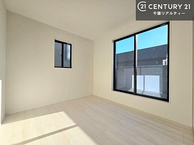 全居室が2面採光で、どのお部屋も明るく開放的。自然光がたっぷり入り、日中は照明いらずで過ごせます。また、風通しが良いため、快適で心地よい住空間を実現しています。