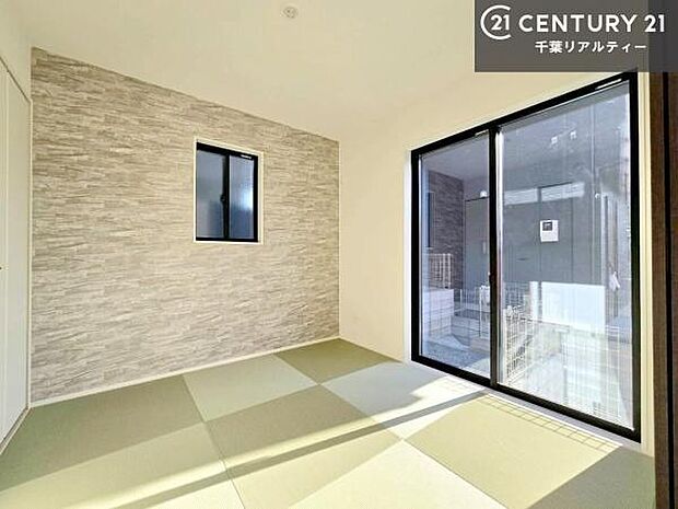 畳の香りが心地よく、客間やお子さまの遊び場、昼寝スペースなど多目的にお使いいただけます。リビングに隣接しているため、引き戸を開ければ広々とした一体感のある空間に、閉めれば個室としても利用可能。